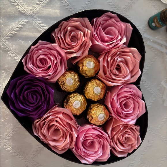 Valentine box with eternal roses and chocolate - Picture 3 of 9